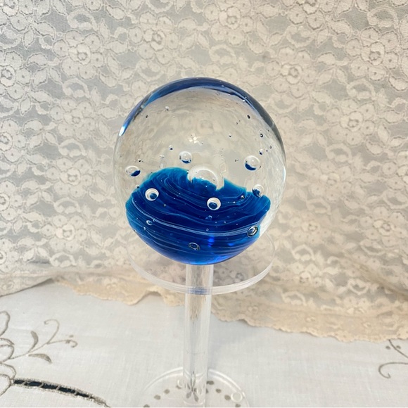 Paper weight. Handblown with controlled bubbles. - Picture 3 of 4